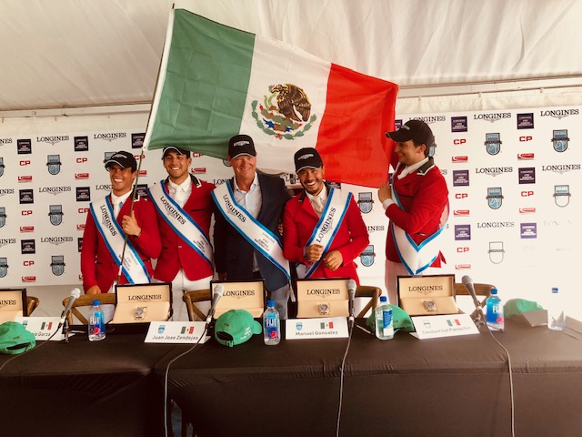 Team Mexico con bandera